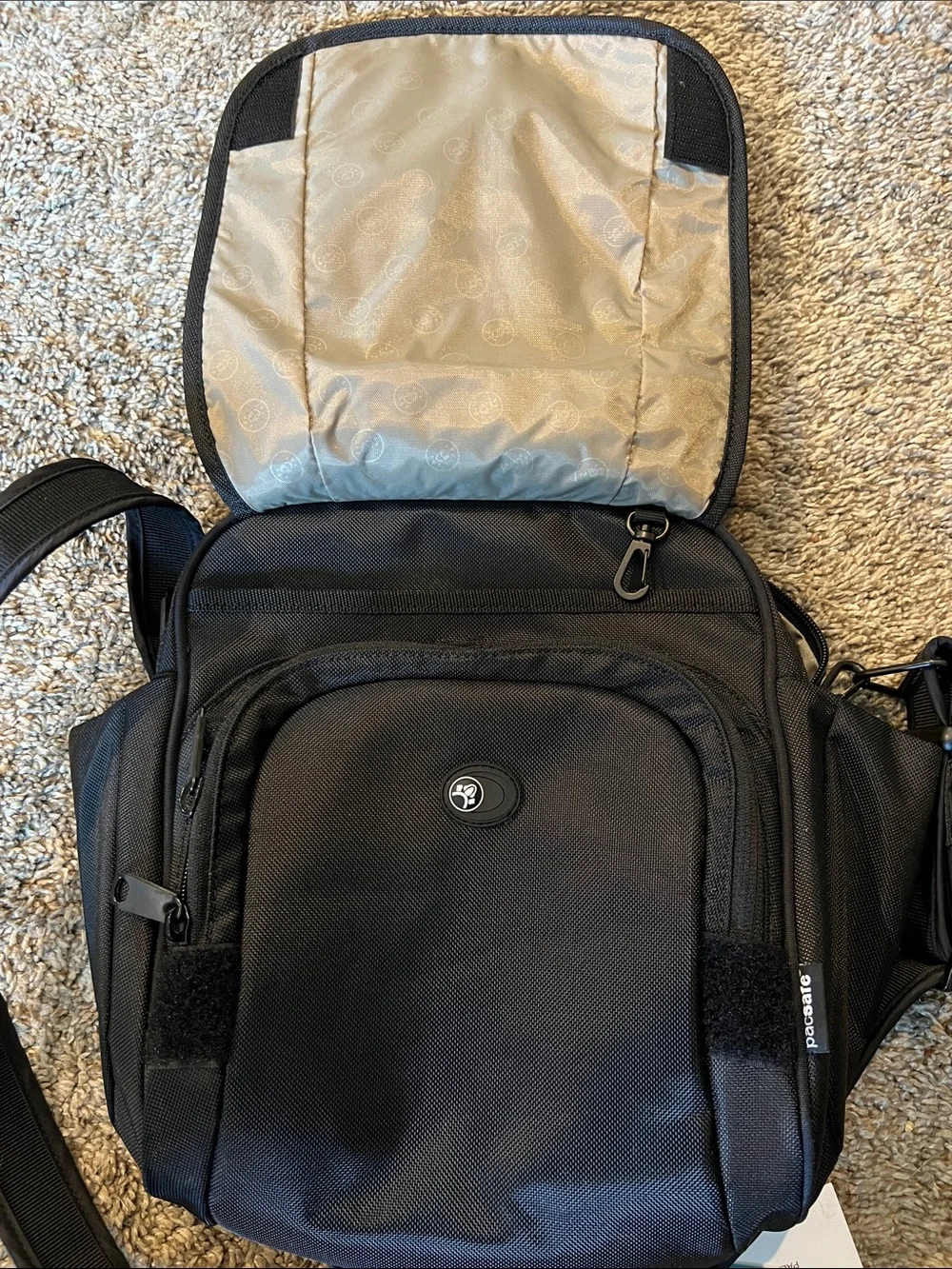 Pacsafe Metrosafe 200 GII anti-theft shoulder bag